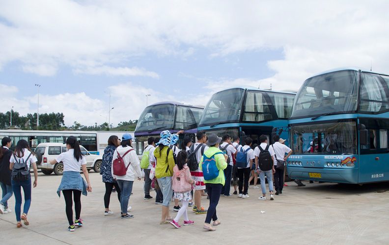 乘坐高铁一个多小时就可以到达普者黑景区，当地旅行社的董事长亲自到车站迎接南宫·NG28的小伙伴们。