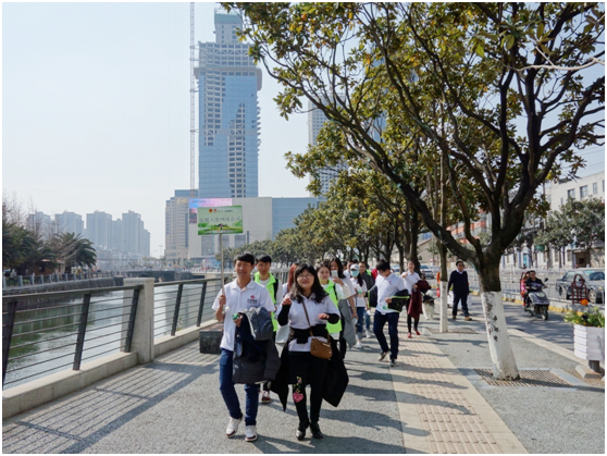 一路上，志愿者把“学雷锋践行动 树新风做好事 做志愿者”的精神传扬到大街小巷，把雷锋为人民服务的志愿精神带到城市的每个角落。