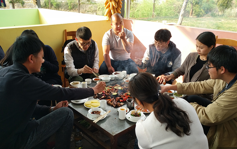 又因椒盐辣酱的增色，和不停的反动，均匀的受热，使食物变得更加入味